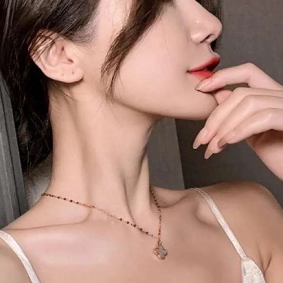 💎BOGO‼️ Clover leaf Double Side Rose Gold Necklace women jewelry - Picture 3 of 11